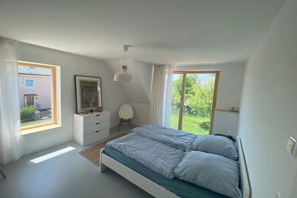 Blick in das Schlafzimmer mit großem Doppelbett