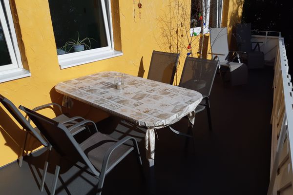 Hausansicht und Balkon