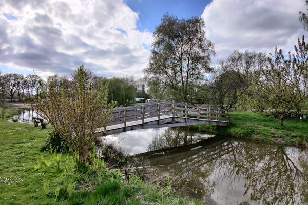 Holzbrücke über Wasser am Campingplatz Bruchsee