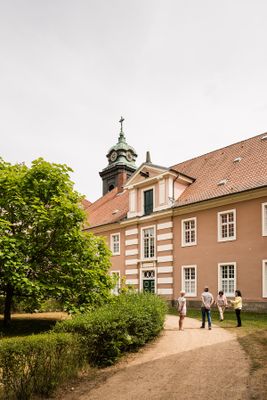 Urlauber vor dem Kloster Medingen