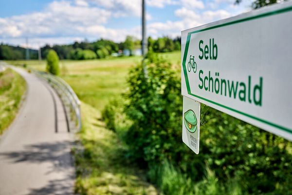 Wegweiser auf der Perlenroute, der die Richtung nach Selb und Schönwald anzeigt.