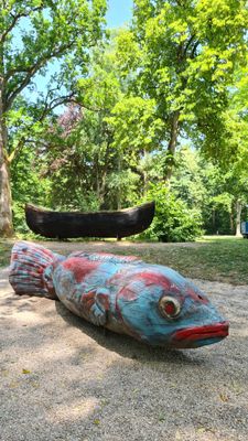 Das Bild zeigt einen Ausschnitt der Fantasiewelten in Mitwitz. Man sieht einen Fisch aus Holz geschnitzt.