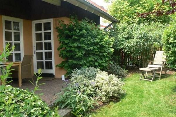 Eingangs- und Gartenbereich