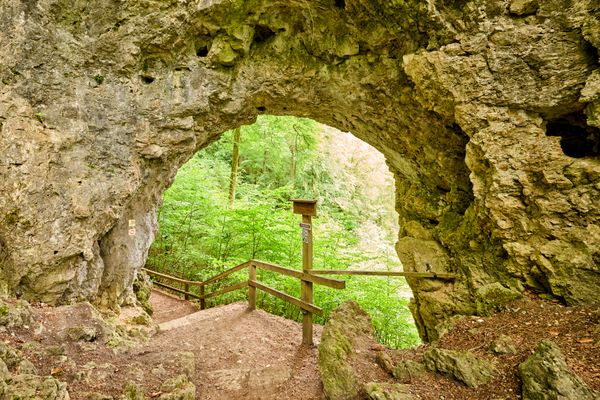 Blick durch ein Felsentor, durch das ein Wanderweg verläuft.
