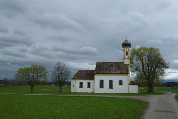 Die ehemalige Wallfahrtskapelle St. Johann südlich von Raisting.