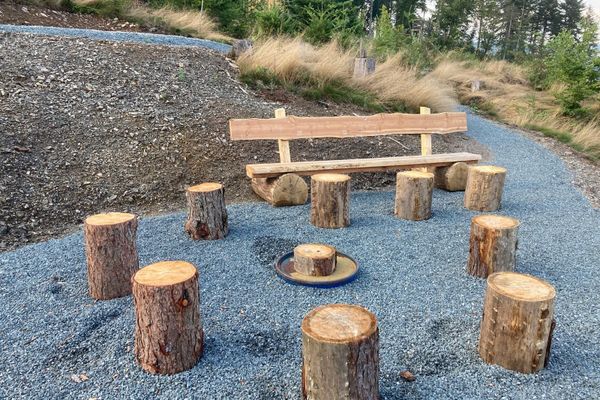 Lagerfeuerstelle mit Bank und Sitzgelegenheiten