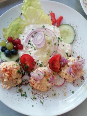 Brotzeit im Biergarten Zeitinsel