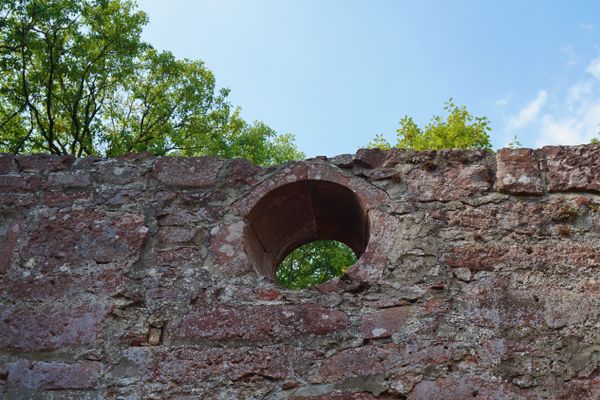 Der Bau musste abgebrochen werden, bevor mit dem Bau des Daches begonnen werden konnte