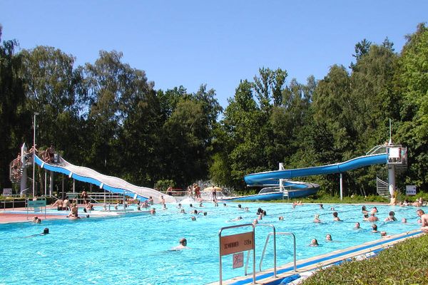 Schwimmbecken mit Rutschen