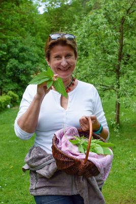 Kräuterführerin Leonie Bräutigam