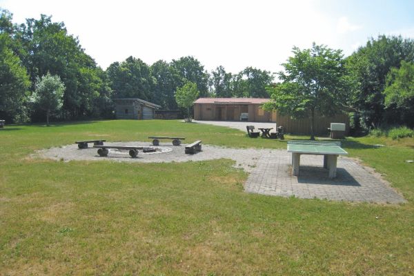 Zeltplatz mit Lagerfeuerstelle und Tischtennisplatz