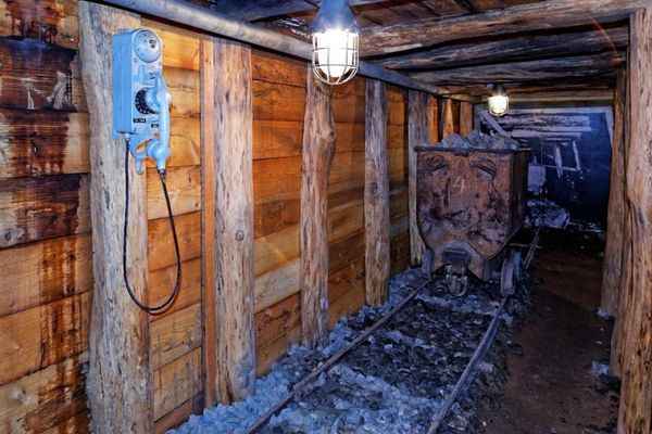 Auf dem Foto ist die Infostelle Altes Bergwerk Kleiner Johannes abgebildet.