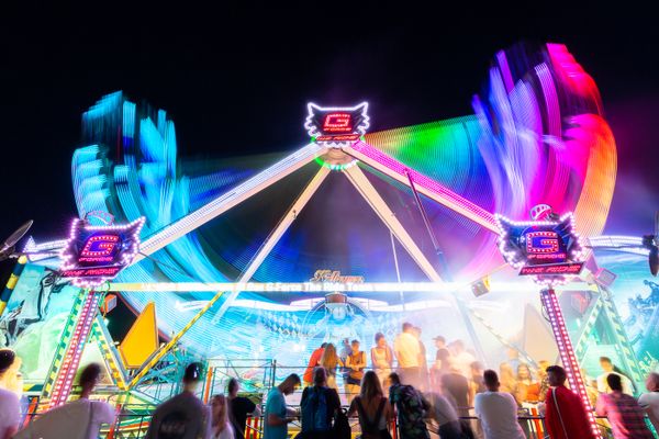 Talmarkt Bad Wimpen bei Nacht mit vielen Besuchern, die vor einem Karrussel stehen