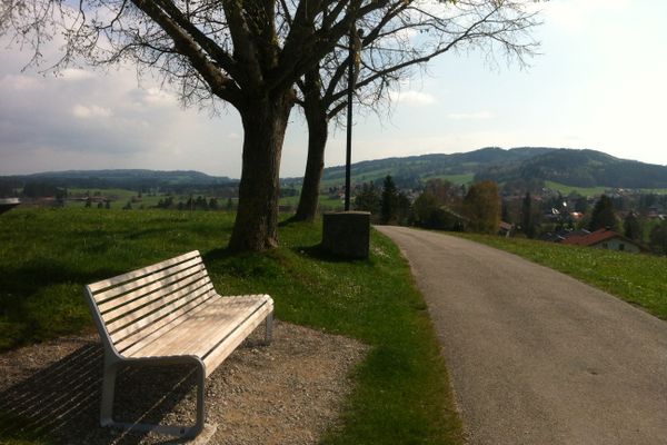 Die Bank an der Panoramatafel mit 57 Berggipfeln lädt zum Verweilen ein