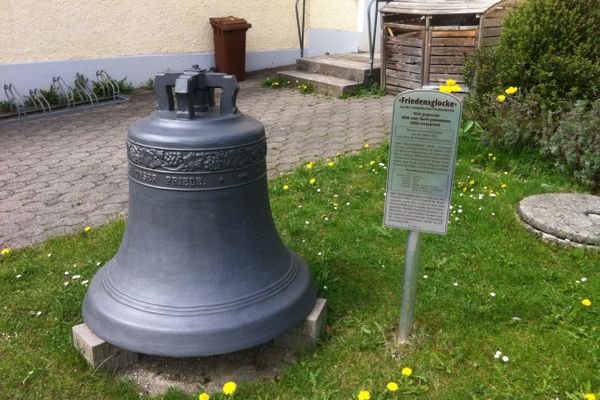 Glocke vor Friedenskirche