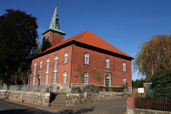 Große, aus Ziegeln erbaute St. Bartholomäus-Kirche mit Kirchturm in Himbergen