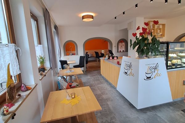 Auf dem Bild ist der Innenbereich der Konditorei / des Cafés Ju zu sehen.