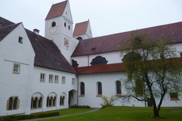 Das Welfenmünster von der Rückseite mit Blick auf den Kreuzgang.