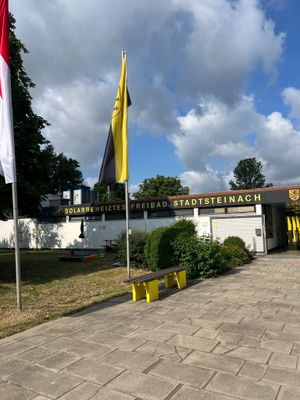 Das Bild zeigt den Eingangsbereich der Freibads Stadtsteinach.