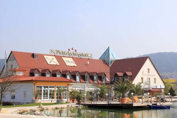 Haupthaus mit See