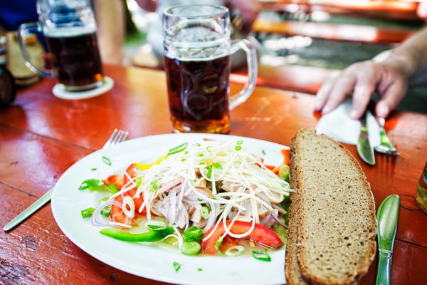 Brotzeit im Biergarten