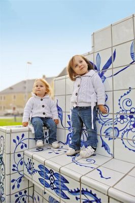 Porzellanbank, auf der zwei kleine Kinder sitzen