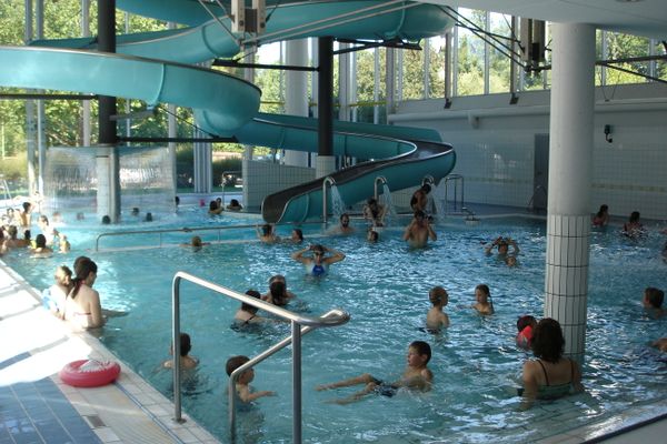 Lehrschwimmbecken mit Rutsche