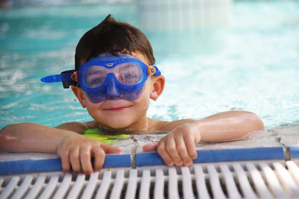 Kind im Schwimmbecken