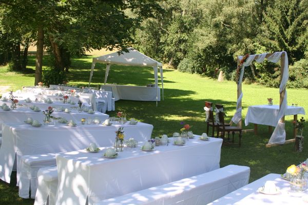 Hochzeit eingedeckte Tische Garten