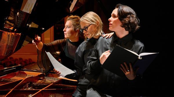 Bild des Datensatzes DEN GÖTTERN IN DIE SEELE BLICKEN (Kulturprogramm der Nibelungen-Festspiele: Verena Altenberger, Mavie Hörbiger und Clara Frühstück)