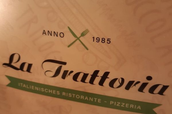 Logo der Pizzeria Ristorante "La Trattoria" auf der Speisenkarte