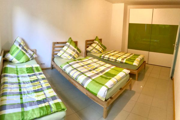 Ferienwohnung Sander - Schafzimmer mit auseinander gestellten Betten