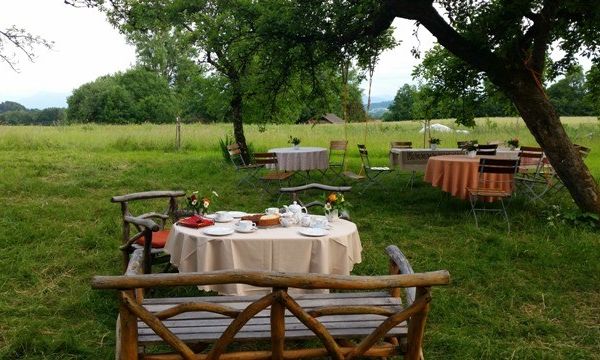 Sitzmöglichkeiten im Obstbaumgarten.