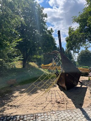Das Bild zeigt den Kinderspielplatz mit Abenteuerboot.