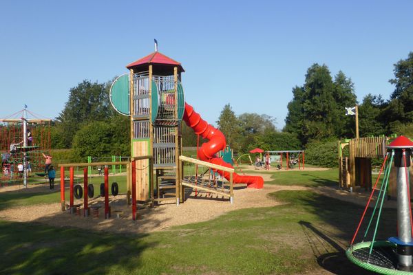 Spielplatz mit Kletterturm, Rutsche und weiteren Spielgeräten im Drachen-Spielpark.