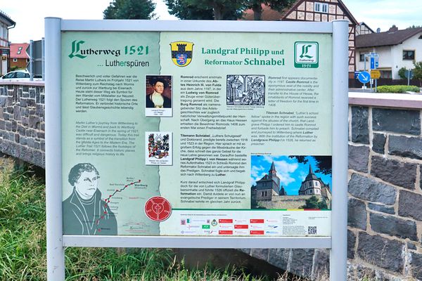 Eine Infotafel informiert über den Lutherweg 1521, der durch Romrod führt. Besonderes Thema dieser Tafel ist die Beziehung des Landgrafen Philipp und des Reformators Schnabel zueinander.