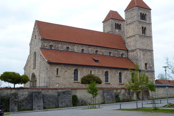 Die Romanische Basilika St. Michael in Altenstadt.
