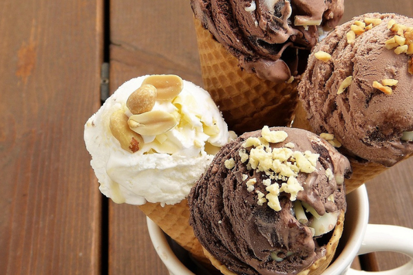 Auf dem Bild sind mehrere Eiswaffeln mit Eis in einer Tasse stehen zu sehen.