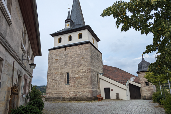 Das Bild zeigt den Außenbereich der St. Georg Kirche in Friesen.
