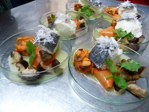 Mehrere Teller mit Salat und Fischfilet