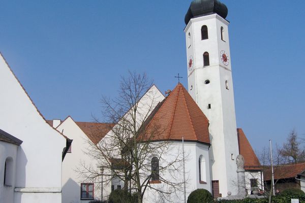 Die Pfarrkirche St. Georg in Parkstetten hat einen hohen, eckigen Turm mit Kuppeldach.