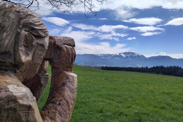 Skulptur von Oliver Kugel mit Blick auf die Benediktenwand