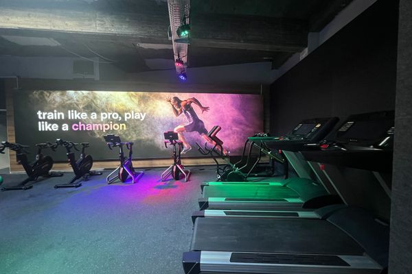 Raum mit Fitnessgeräten, auf der rechten Seite Laufbänder, an der hinteren Wand Ergometer.