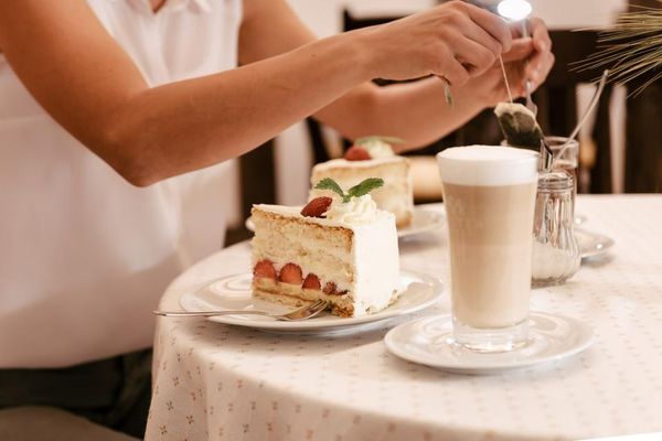 Cafégedeck mit Torte, Tee und Kaffeespezialitäten