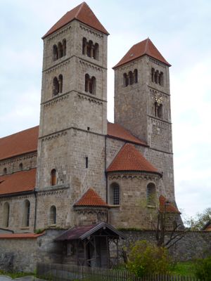 Die beiden Türme auf der Ostseite der Altenstädter Basilika St. Michael.