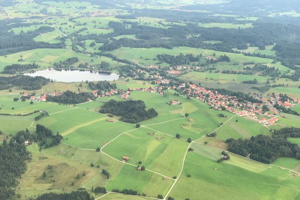 Bad Bayersoien mit dem Soier See (links im Bild)