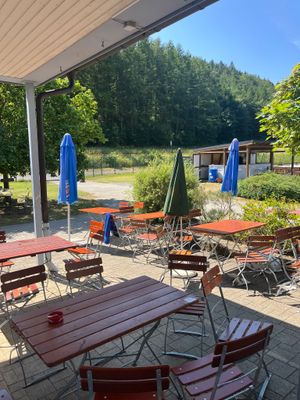 Auf dem Bild ist die Außenanlage des Imbiss am Badesee Trebgast zu sehen.