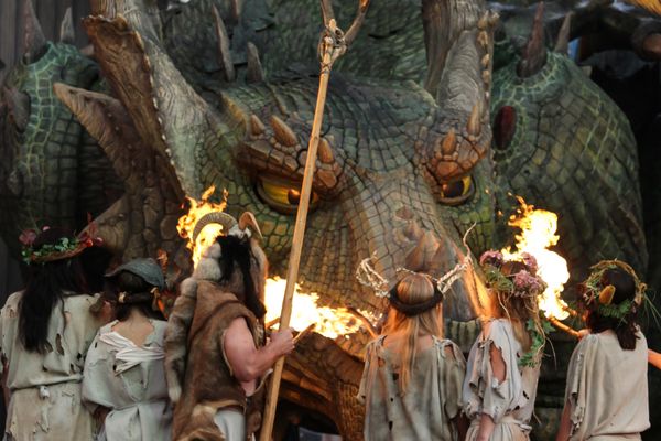 Drachenstich - Der Drache schenkt den Menschen sein Feuer