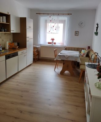 Blick in die Küche mit Eckbank