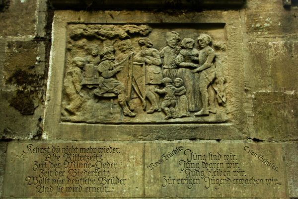 Inschrift am Minnesängerdenkmal - Huldigung der Ritterzeit und Trinkspruch